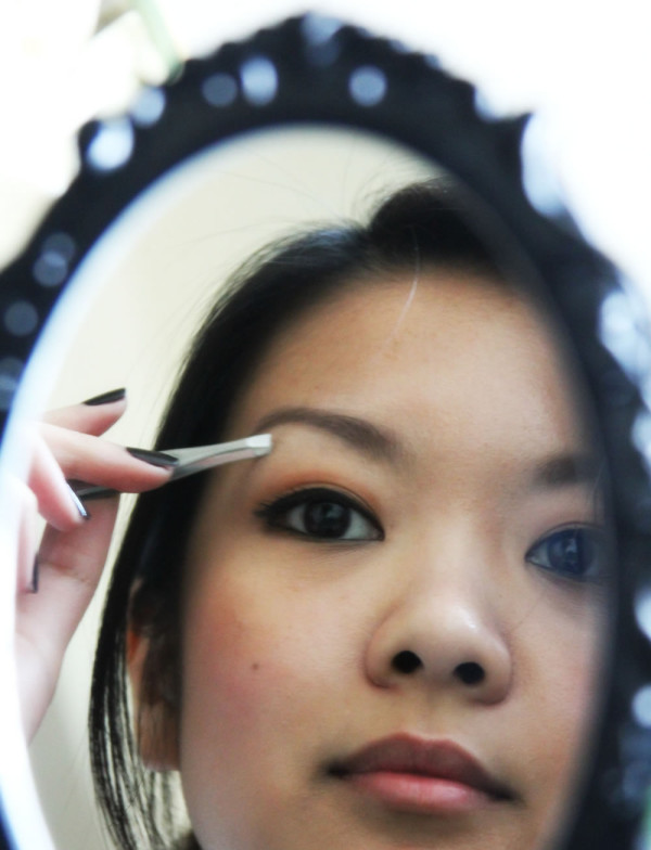 How To Shape Your Eyebrows